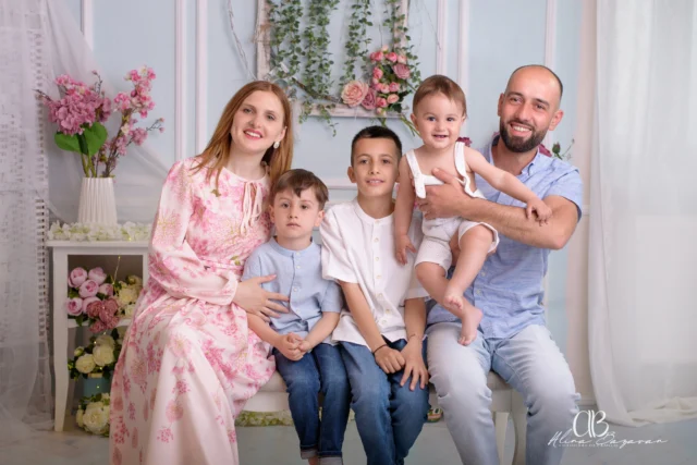 Cu siguranta mezinul familiei este cel mai rasfatat si cel mai nazdravan, mai ales cand are si doi fratiori mai mari, care sa aiba grija de el. ❤️❤️❤️
#fotografdefamiliebucuresti